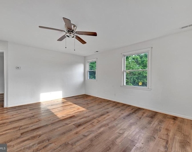 811 Seagrove Road E - Photo Thumbnail 8