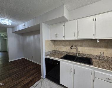 117 Kingsbury Drive - Photo Thumbnail 6