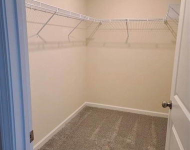 401 Purdue Drive - Photo Thumbnail 3