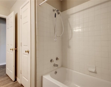200 Hall Dr - Photo Thumbnail 5