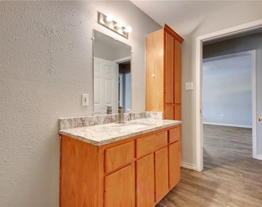 200 Hall Dr - Photo Thumbnail 4