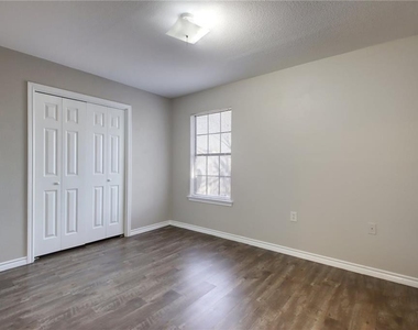 200 Hall Dr - Photo Thumbnail 7