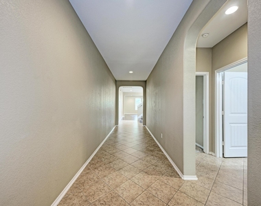 1109 Sussex Pl - Photo Thumbnail 4