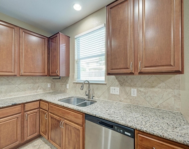 1109 Sussex Pl - Photo Thumbnail 14