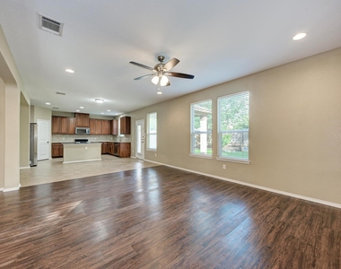 1109 Sussex Pl - Photo Thumbnail 9