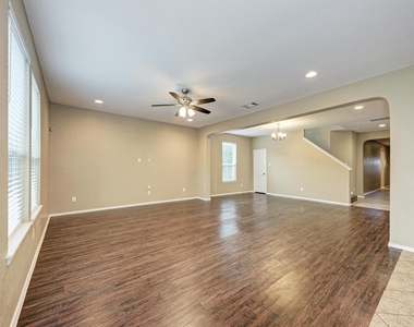 1109 Sussex Pl - Photo Thumbnail 7