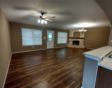 136 Trinity Dr - Photo Thumbnail 9