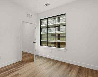 4315 S Congress Ave - Photo Thumbnail 6