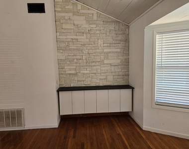305 N 5th St - Photo Thumbnail 7