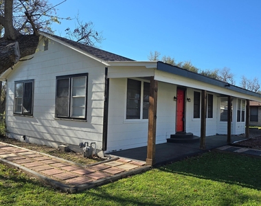 305 N 5th St - Photo Thumbnail 2