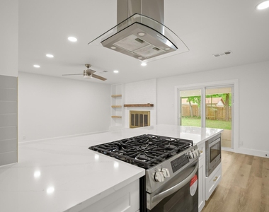 9006 Lodge Ct - Photo Thumbnail 6