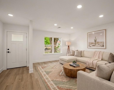 9006 Lodge Ct - Photo Thumbnail 3