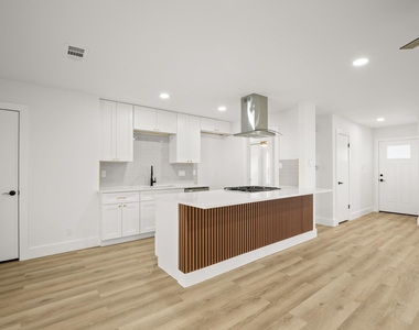 9006 Lodge Ct - Photo Thumbnail 5