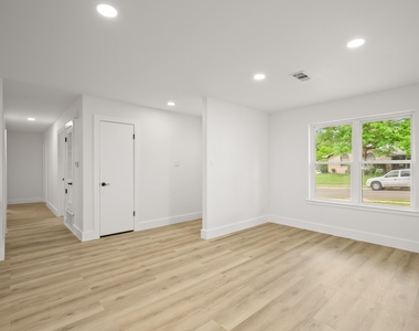 9006 Lodge Ct - Photo Thumbnail 11
