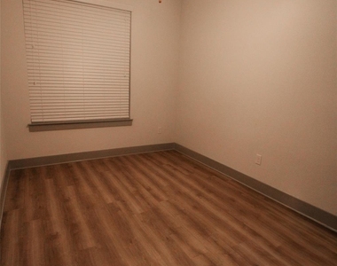 12208 Abbey Glen Ln - Photo Thumbnail 9