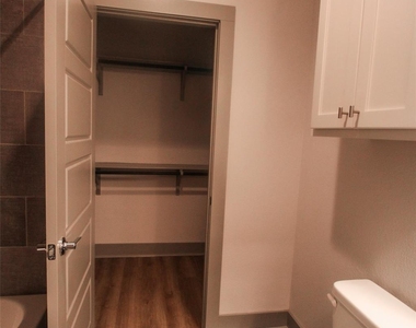 12208 Abbey Glen Ln - Photo Thumbnail 8