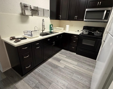 2801 Rio Grande St - Photo Thumbnail 2