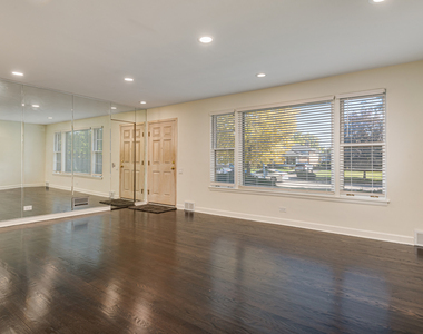 7330 N Kilbourn Avenue - Photo Thumbnail 4