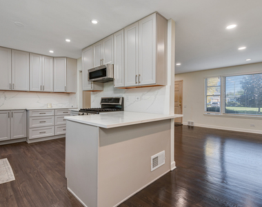 7330 N Kilbourn Avenue - Photo Thumbnail 6