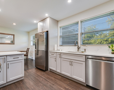 7330 N Kilbourn Avenue - Photo Thumbnail 8