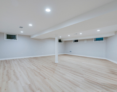 7330 N Kilbourn Avenue - Photo Thumbnail 15