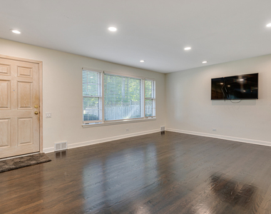 7330 N Kilbourn Avenue - Photo Thumbnail 2