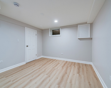 7330 N Kilbourn Avenue - Photo Thumbnail 16