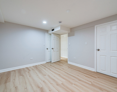 7330 N Kilbourn Avenue - Photo Thumbnail 17