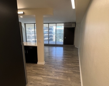 300 N State Street - Photo Thumbnail 7