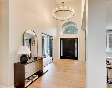 18768 W Highfield Drive - Photo Thumbnail 12