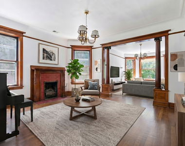 622 W Arlington Place - Photo Thumbnail 1