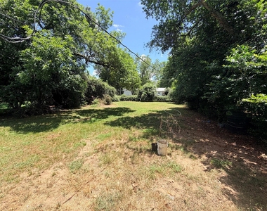 902 E Stone Street - Photo Thumbnail 10