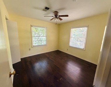 902 E Stone Street - Photo Thumbnail 6