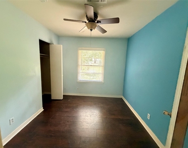 902 E Stone Street - Photo Thumbnail 7