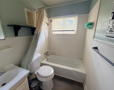 902 E Stone Street - Photo Thumbnail 8