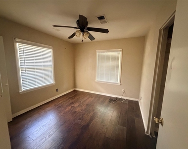 902 E Stone Street - Photo Thumbnail 5