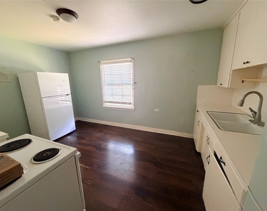 902 E Stone Street - Photo Thumbnail 4