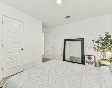 2621 Mackinac Bay Drive - Photo Thumbnail 24