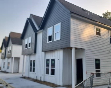 5126 Clover Street - Photo Thumbnail 3