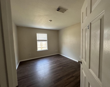 1034 Junction Court - Photo Thumbnail 15
