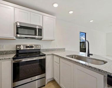 543 Delmar Street - Photo Thumbnail 5