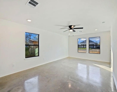 543 Delmar Street - Photo Thumbnail 7
