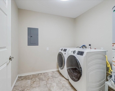 2111 E Lott Avenue - Photo Thumbnail 3