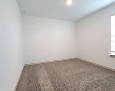 4915 Pine Haven Lane - Photo Thumbnail 12
