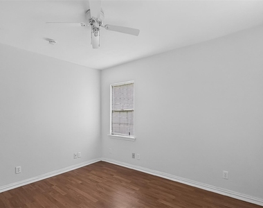 1118 Hunter Drive - Photo Thumbnail 5