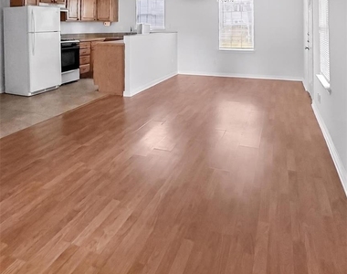1118 Hunter Drive - Photo Thumbnail 2