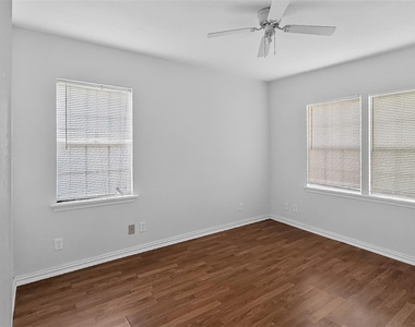 1118 Hunter Drive - Photo Thumbnail 7