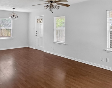 1118 Hunter Drive - Photo Thumbnail 3
