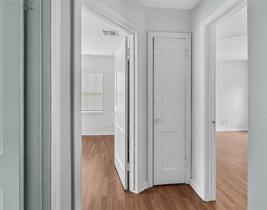 1118 Hunter Drive - Photo Thumbnail 10