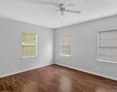 1118 Hunter Drive - Photo Thumbnail 6